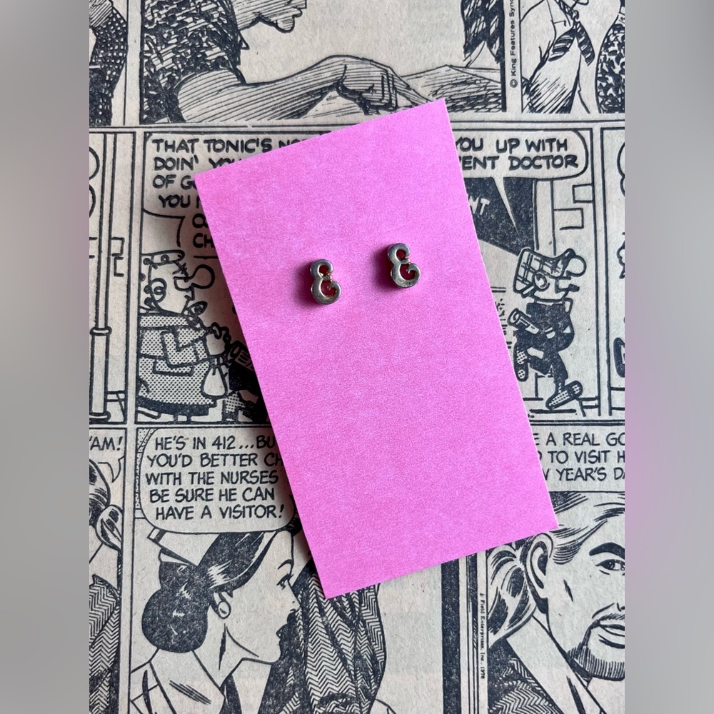 LAST CHANCE 🌈 VTG 1970s Gold-Toned ‘E’ Stud Earrings